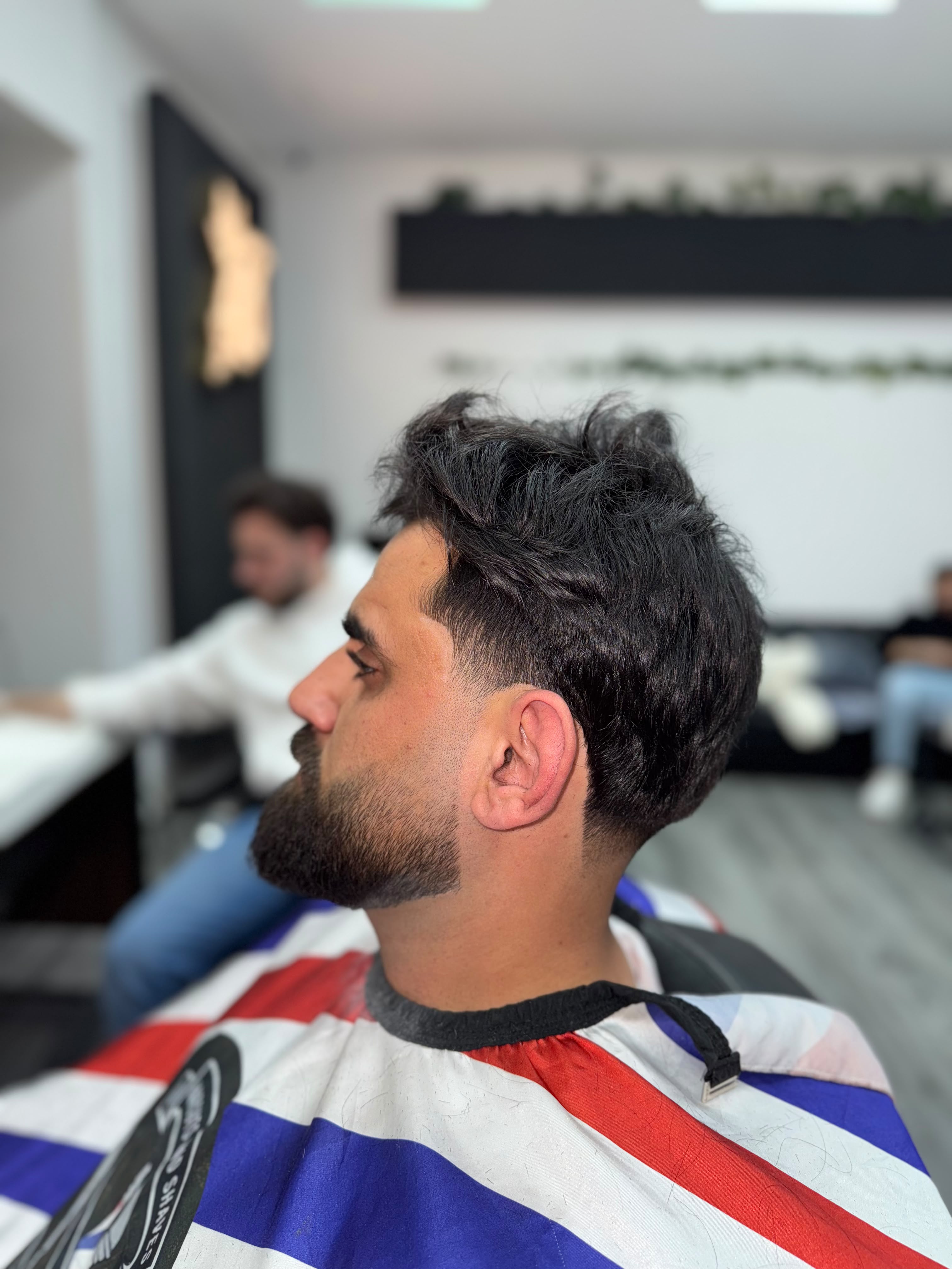 Haarschnitt mit gestyltem Deckhaar