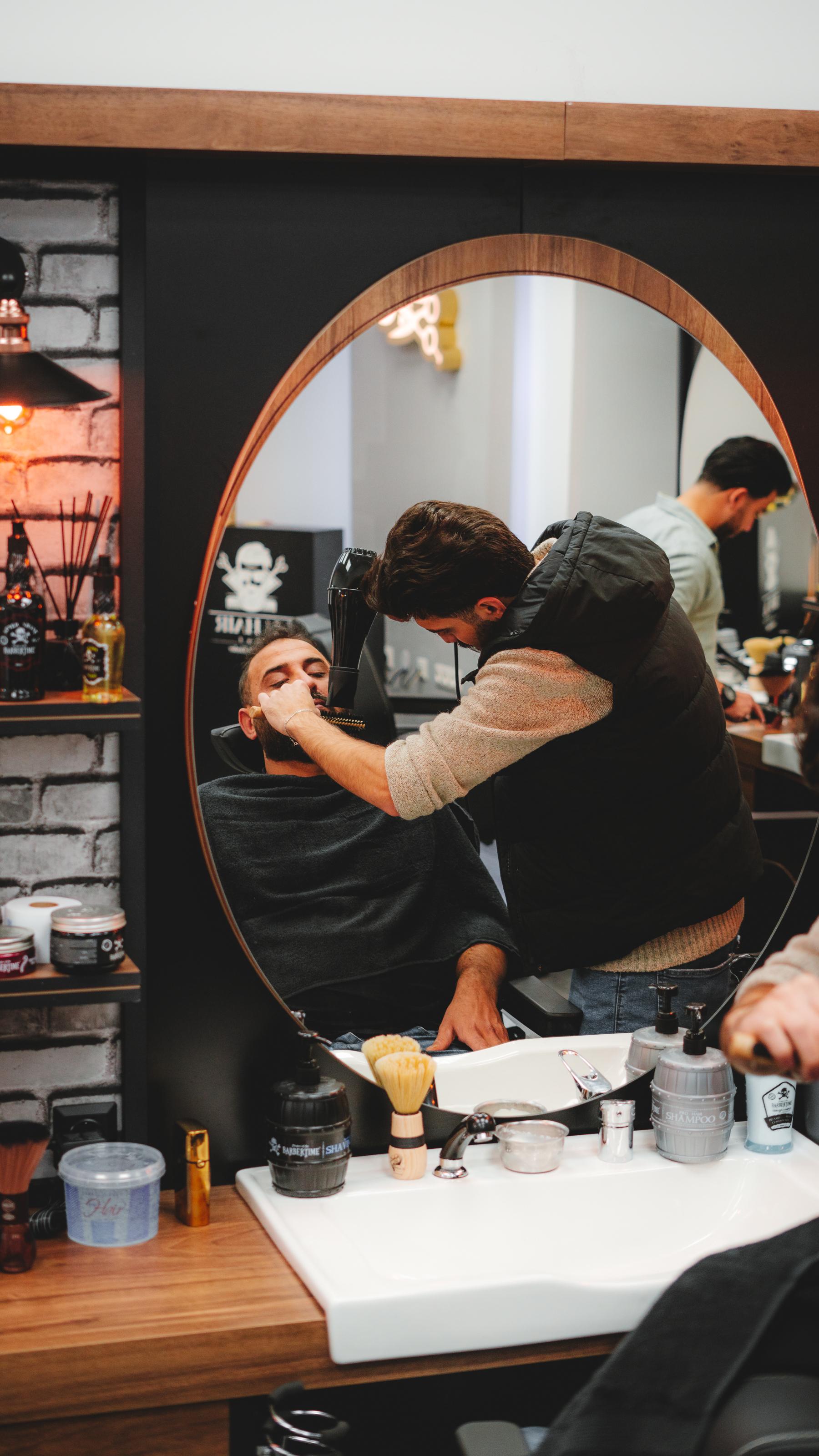 Barbier bei der Arbeit im Salon